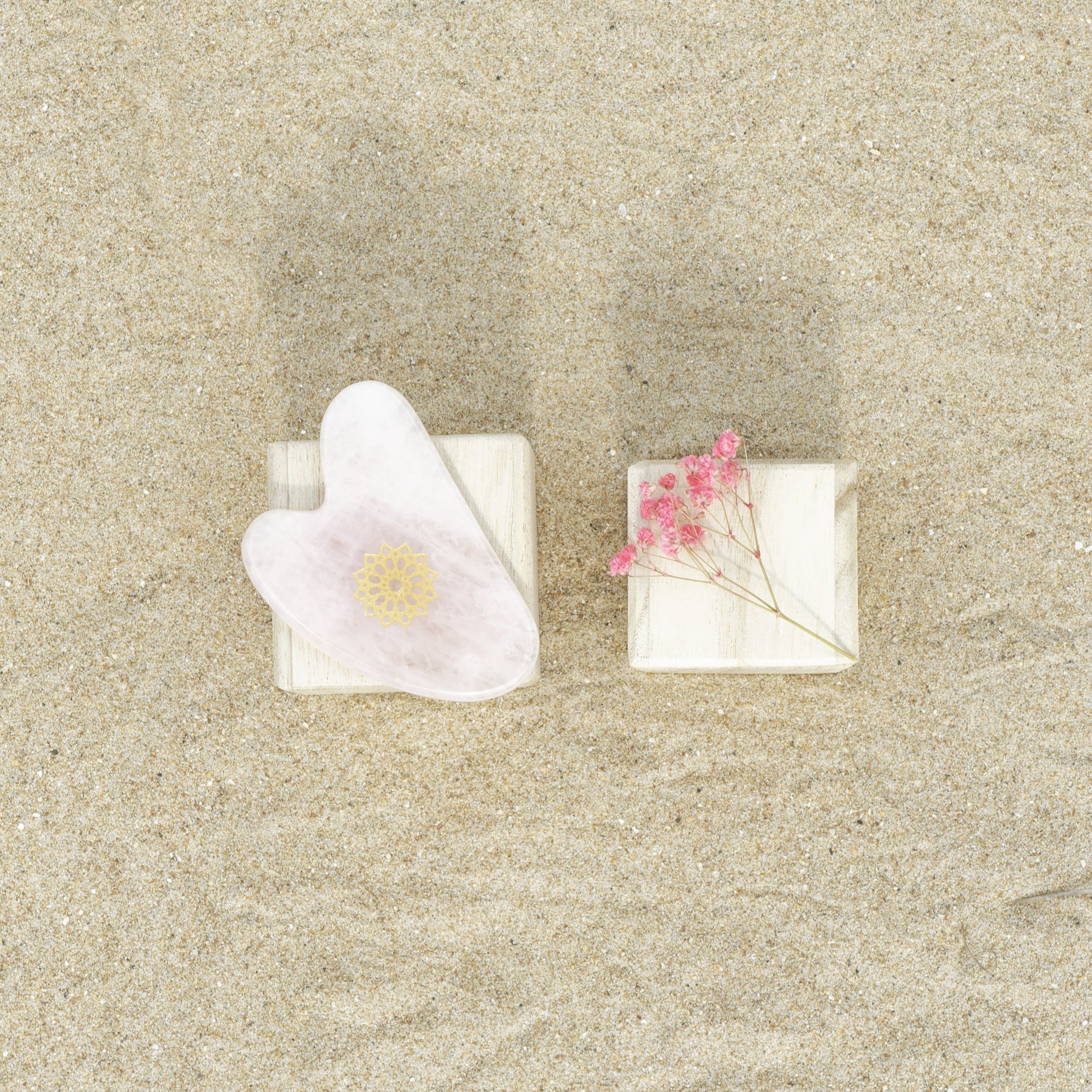 Gua Sha Quartz Rose Melchior & Balthazar, outil naturel de massage du visage, idéal pour lisser la peau et revitaliser le teint.