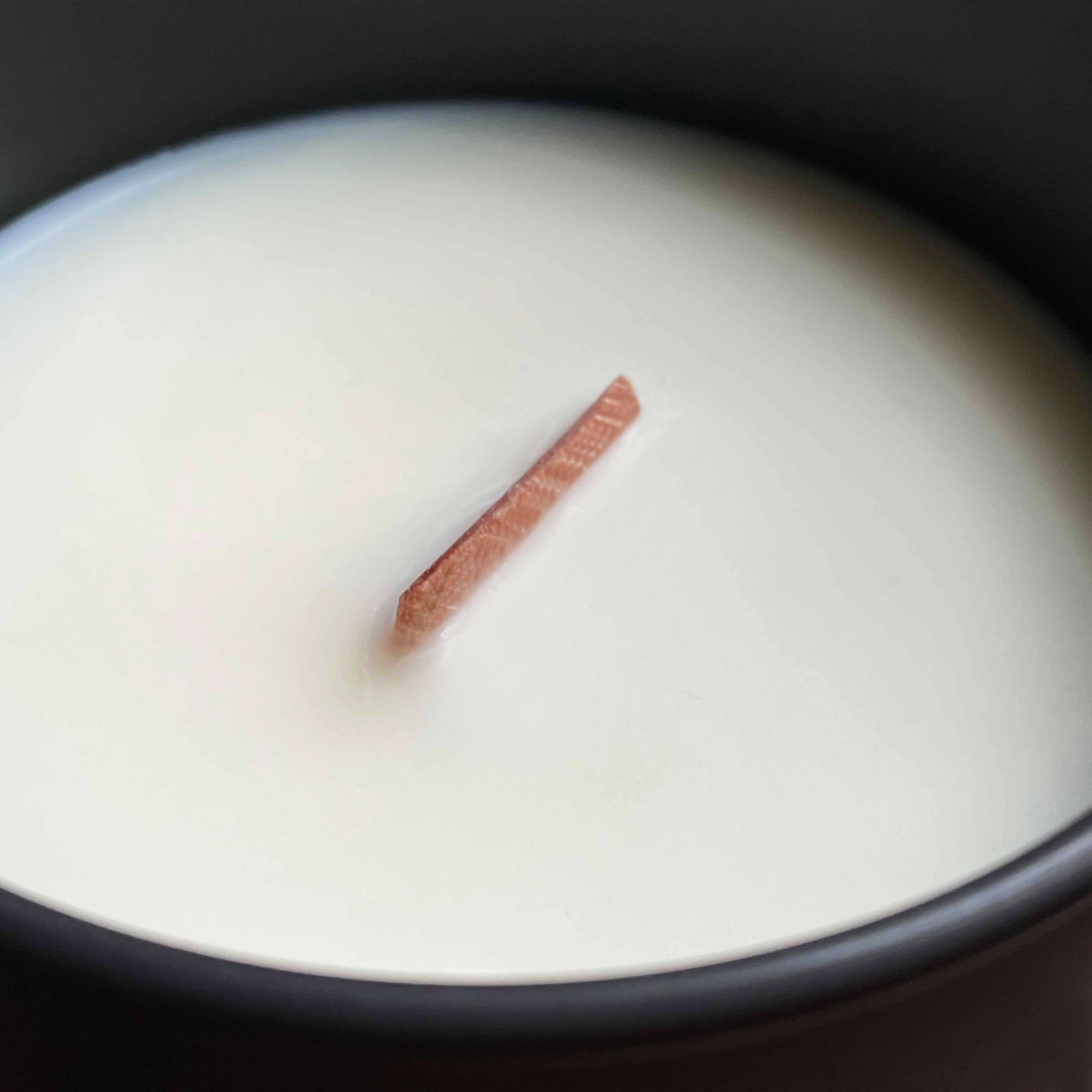 Bougie de Massage Bonjour Amour Melchior & Balthazar, en cire naturelle, fondant en huile tiède pour un massage doux et parfumé.
