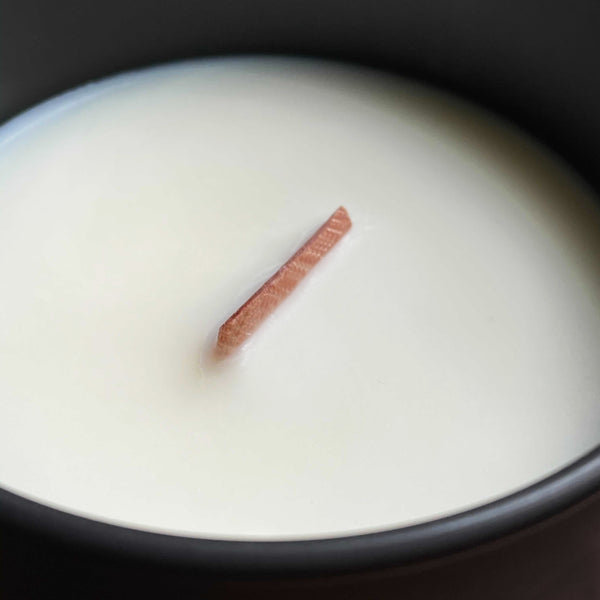 Bougie de Massage Bonjour Amour Melchior & Balthazar, en cire naturelle, fondant en huile tiède pour un massage doux et parfumé.
