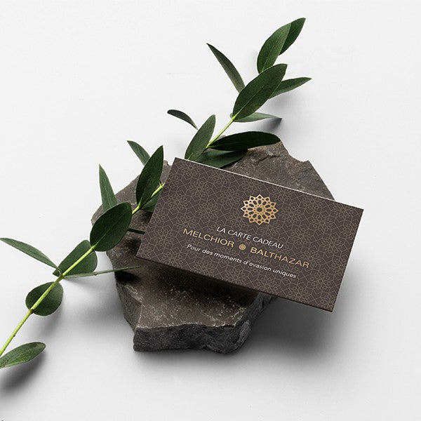 Carte-cadeau Melchior & Balthazar, une attention élégante offrant accès à nos bougies artisanales et soins naturels haut de gamme.
