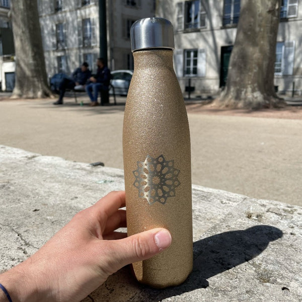 Gourde Inox Dorée Melchior & Balthazar en acier inoxydable, bouteille isotherme élégante pour garder vos boissons à température.
