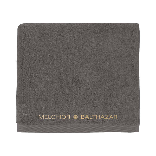 Serviette de bain brodée Melchior & Balthazar en coton 580 g/m², douce et élégante.