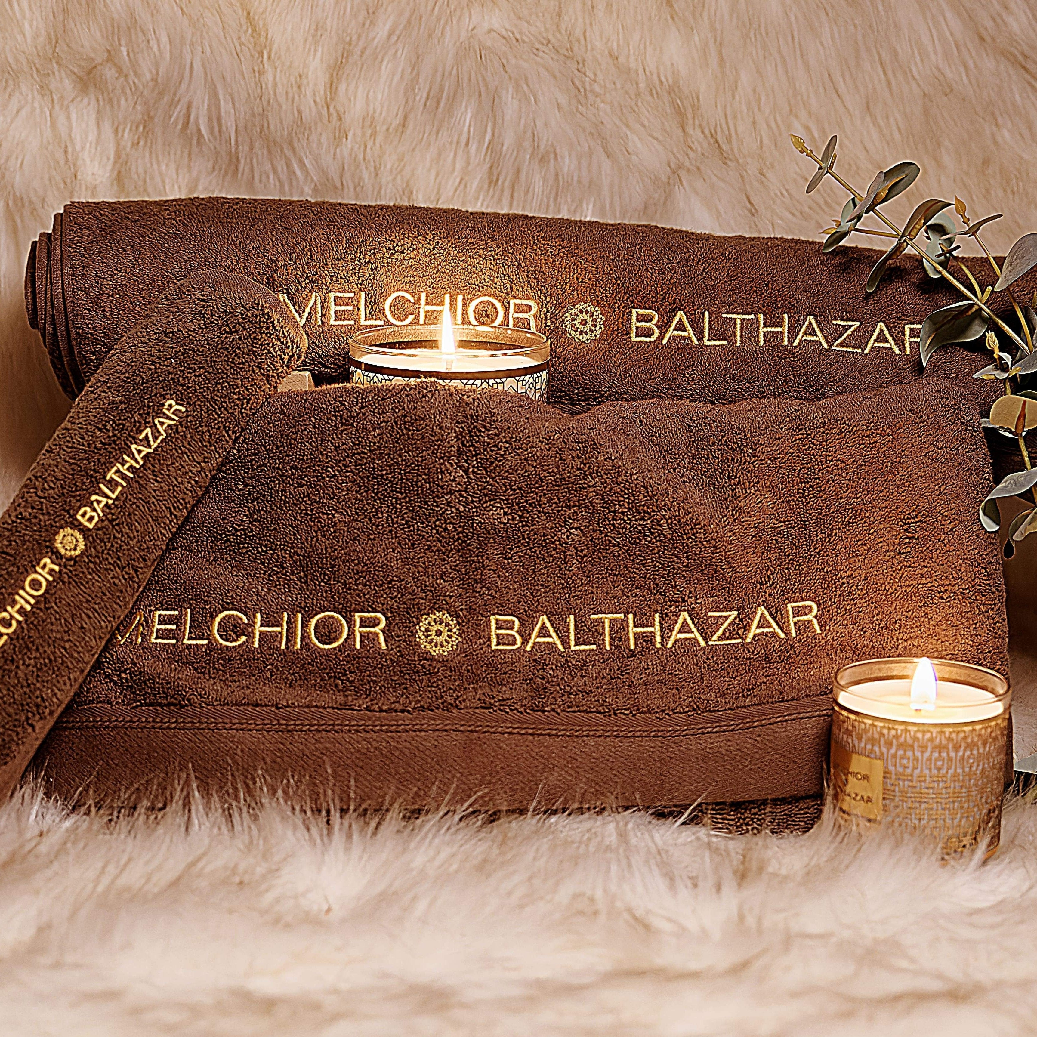 Serviette de bain brodée Melchior & Balthazar en coton 580 g/m², douce et élégante.